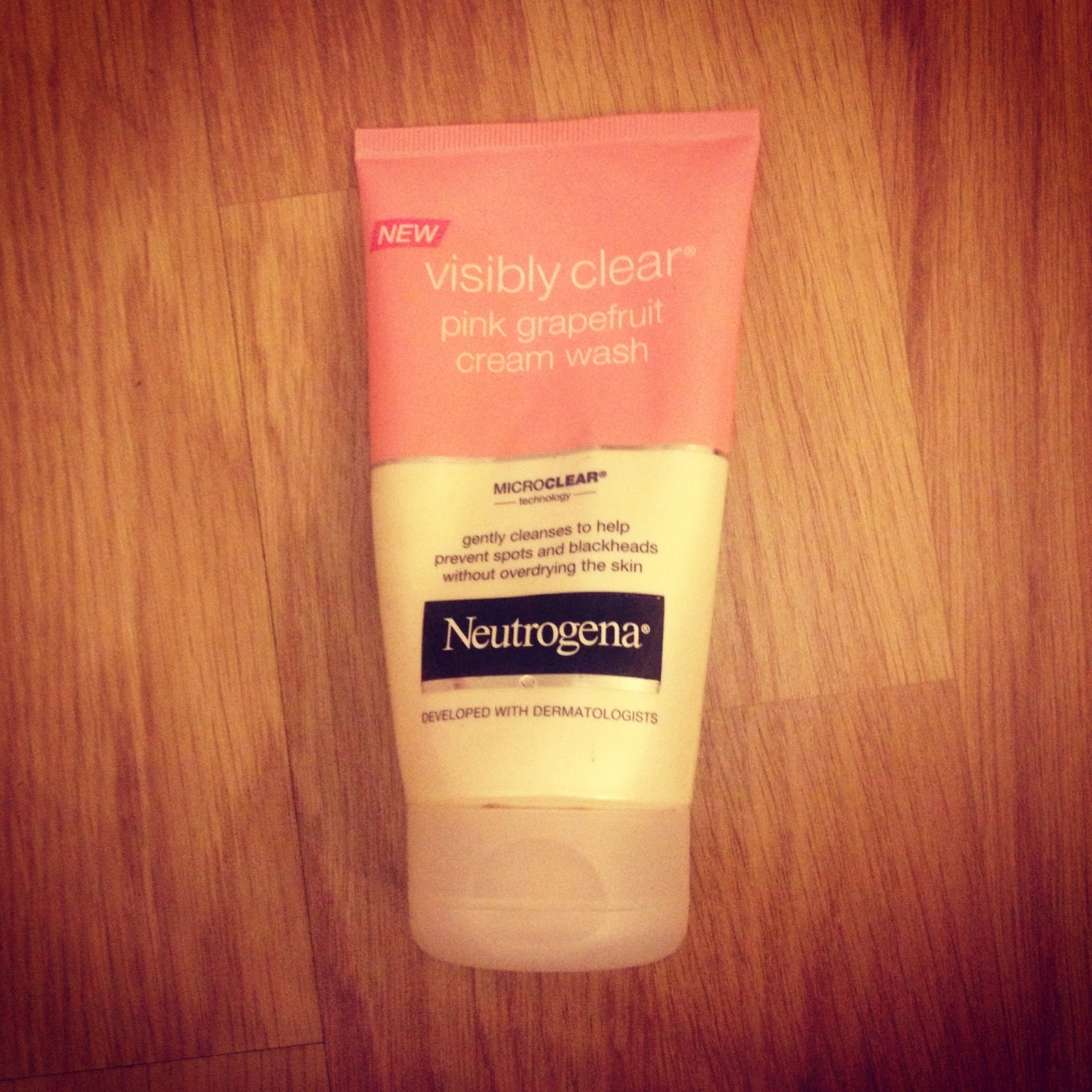 Dream and Love Neutrogena Visibly Clear Cream Wash Product Review