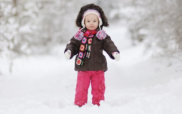 Kind buiten in de sneeuw