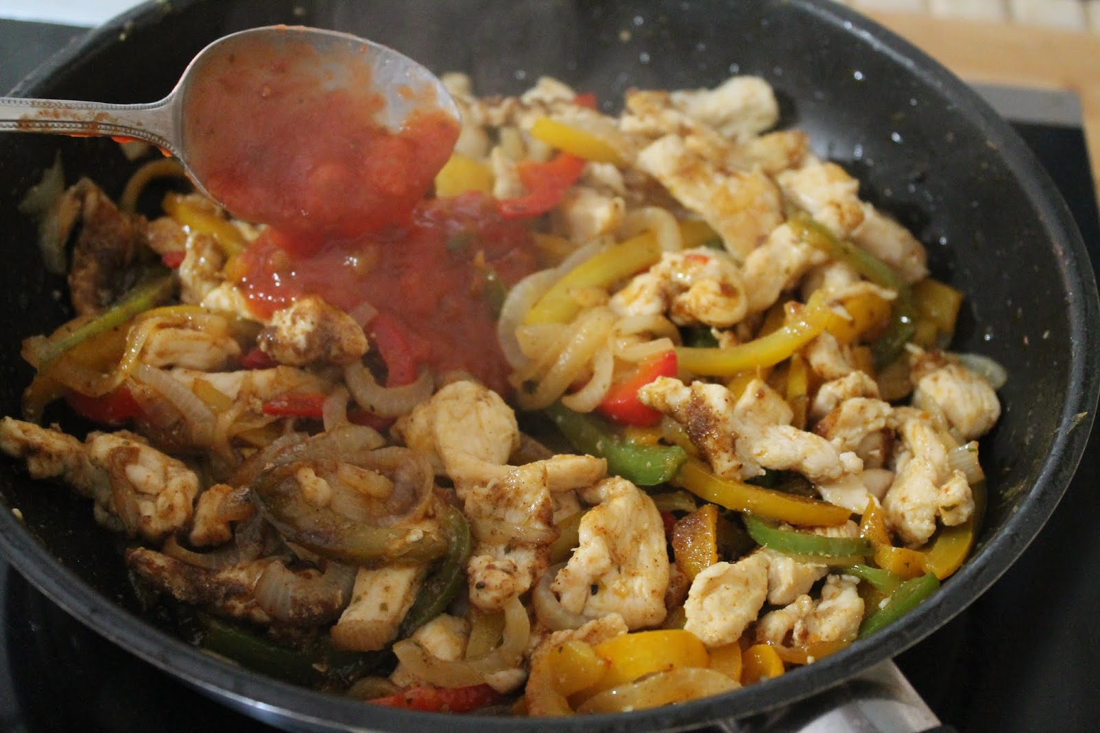 SaldemiKocina. Fajitas de pollo en salsa picante.