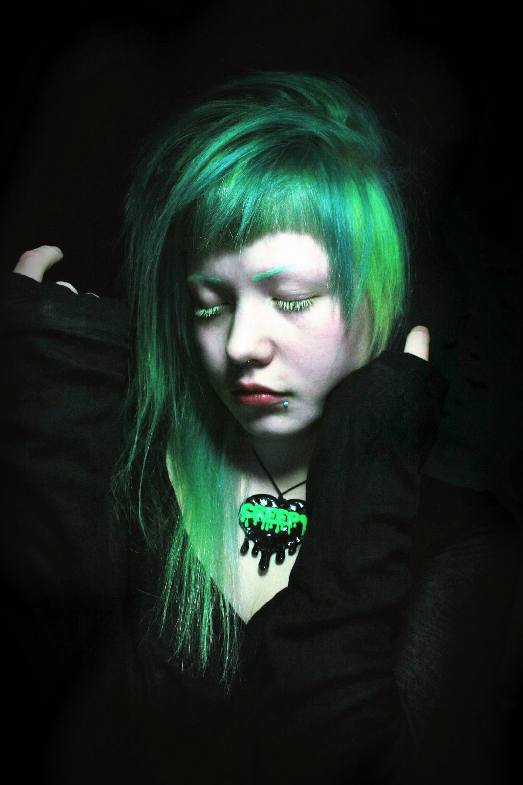 зелёная хна для волос. не улачное окрашивание. светло зеленые пряди волос. покрасить волосы в зеленый. покрашенные волосы яркие.