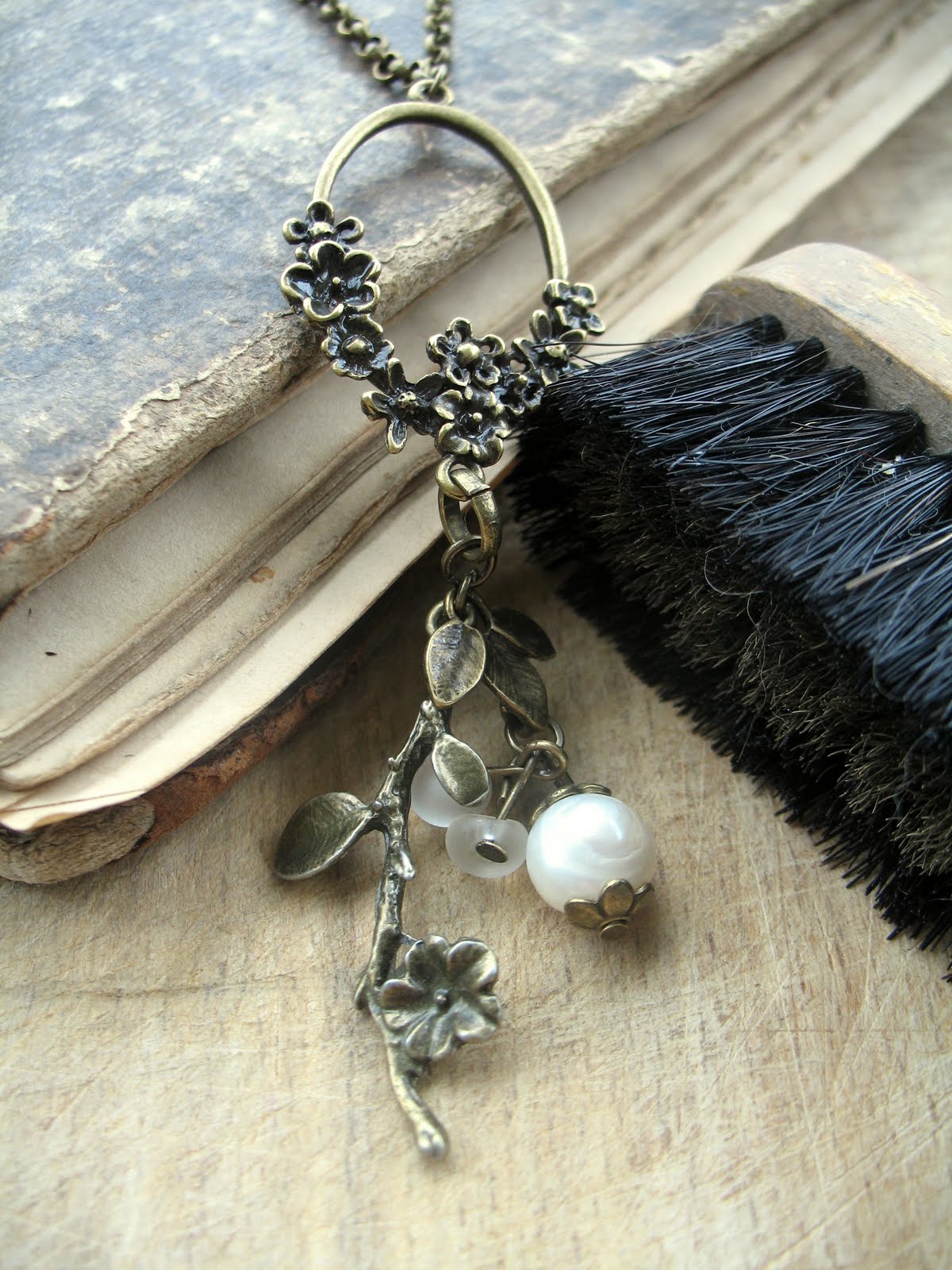 Collier Vintage En Résine Argenté - Bijou Fantaisie Inspiration Libre - Occasion