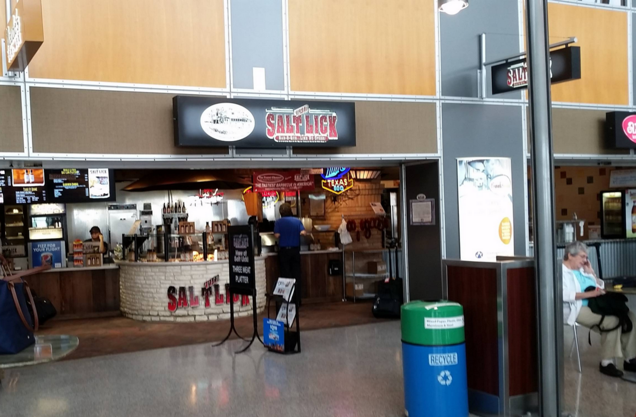 Comendo no Aeroporto de Austin Salt Lick BBQ E aí, férias!