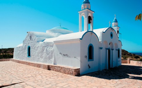 Η Παναγιά του Χάρου και οι ανθισμένοι κρίνοι