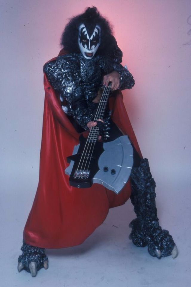 キッスのジーン・シモンズ 80年5月フォト・セッションの舞台裏写真21枚