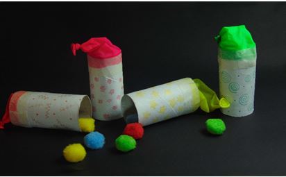 Tirachinas con rollos de papel