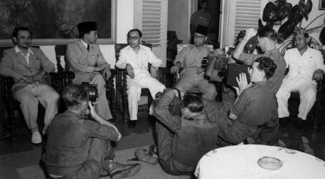 Biografi Soekarno, Bapak Proklamator Indonesia yang Patut Kita Banggakan Biografi Soekarno, Bapak Proklamator Indonesia yang Patut Kita Banggakan