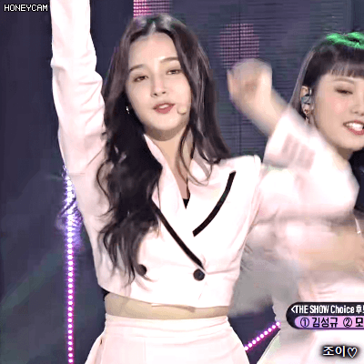 180306 더쇼 올리비아 핫세가 보이는듯한 낸시.gif