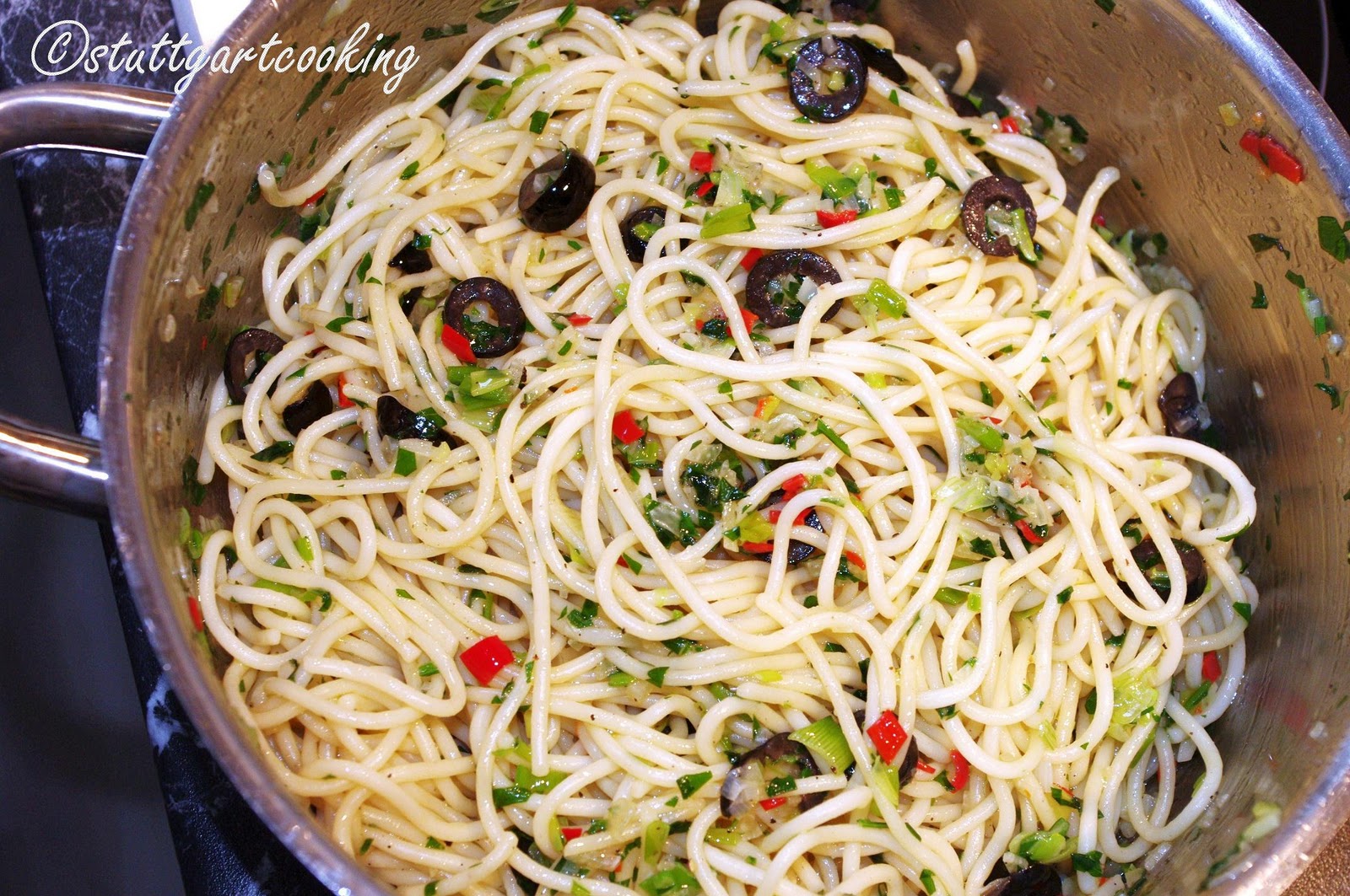 stuttgartcooking: Spaghetti mit Knoblauch, Oliven, Peperoni ...