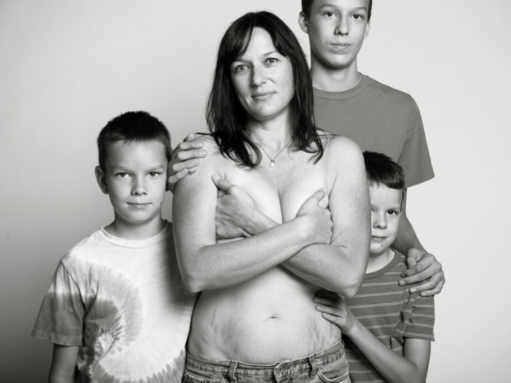 Видел голую мать. Фотопроект Джейд Билл. Фотограф Джейд Билл Breastfeeding. Обнажение в семье.