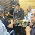 بالصور .. علاء مبارك يلعب ''طاولة'' في أحد مقاهي إمبابة