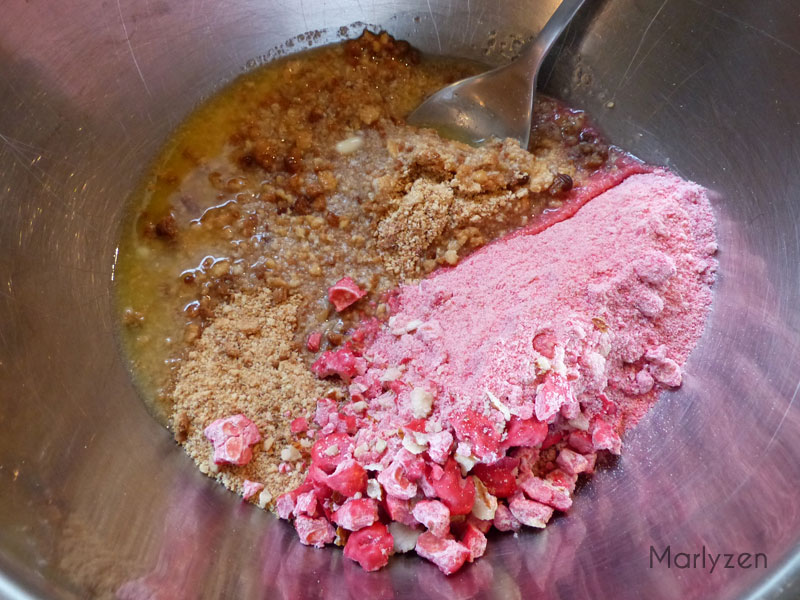 Ajoutez les pralines roses et le beurre fondu.