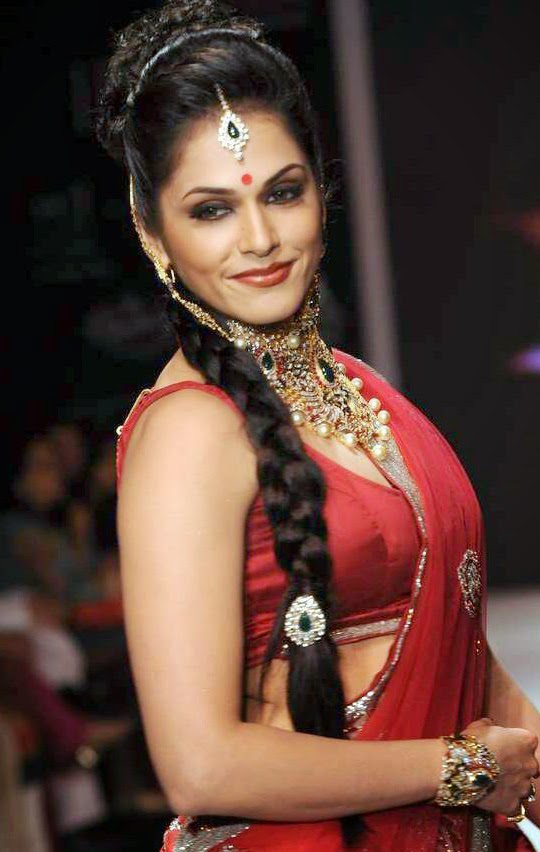 Bollywood Sexy Actress Isha Koppikar Hot In Red Saree Sleevless Blouse Big Boobies Cleavage
