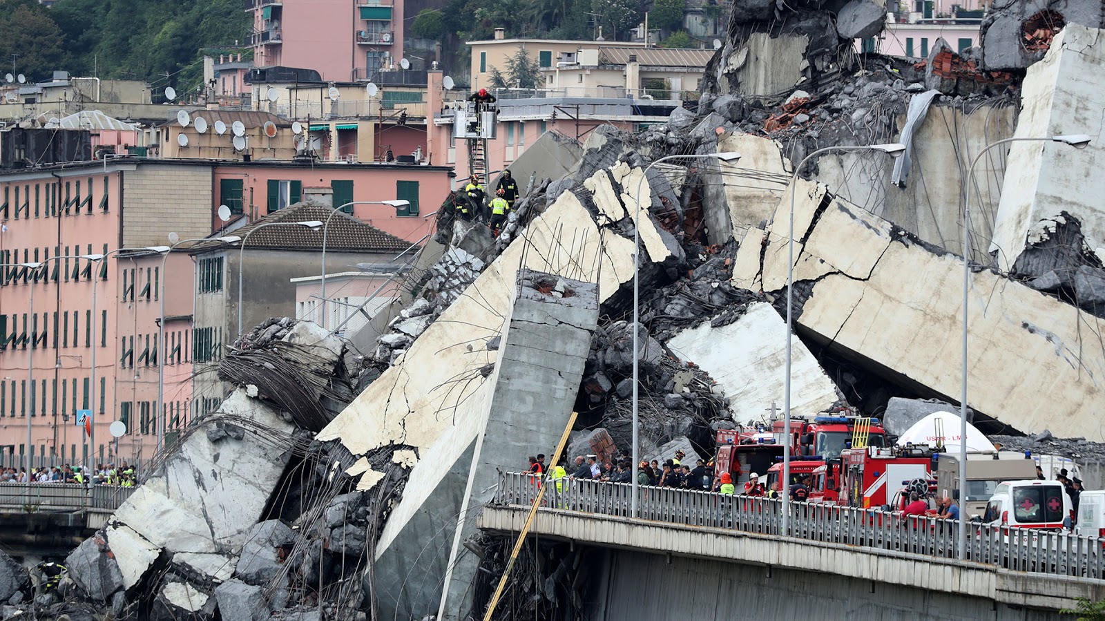 Tragedia en Italia Se derrumbó un puente de 90 metros de altura en una