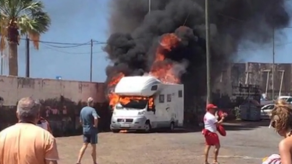 Incendio de una auto-caravana, Tenerife, playa La Teresistas Incendio de una auto-caravana, Tenerife, playa La Teresistas