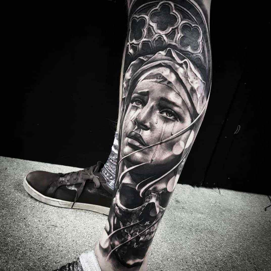Espectacular tatuaje e blanco y negro