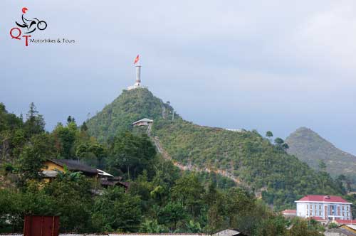 Du lịch Hà Giang: Cột Lũng Cú nhìn từ xa