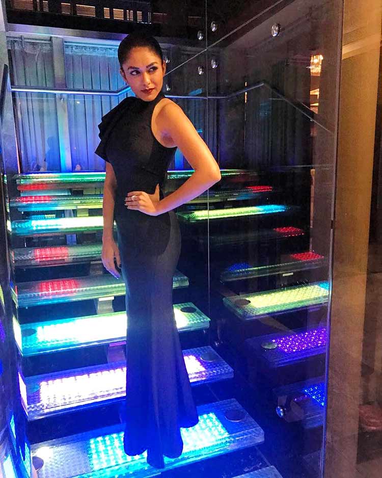 hot pics of Mrunal Thakur | Hrithik’s love interest - Beautiful Girl Pics