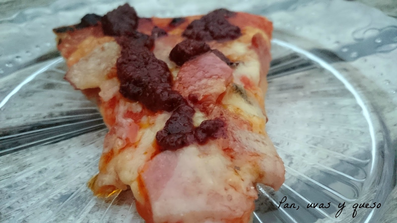 Pizza de lacón con salsa picante Pan, uvas y queso