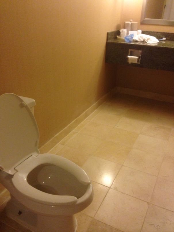30 Hilarious Hotel Failures That Will Make Your Day - Hotel I'm Staying At Right Now, Who's Job Was This Go Go Gadget Arm