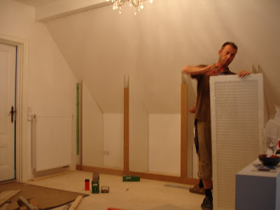 Ab aufs Land: Einbauschrank für die Dachschräge