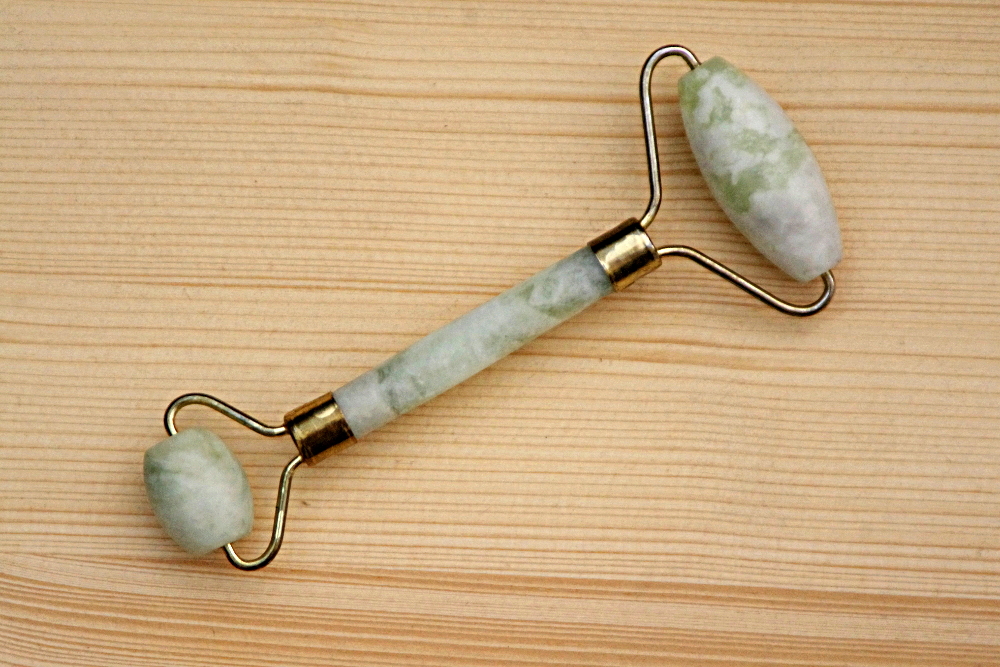 Jade Rollers And Gua Sha Do They Work And How To Use Them Venusian