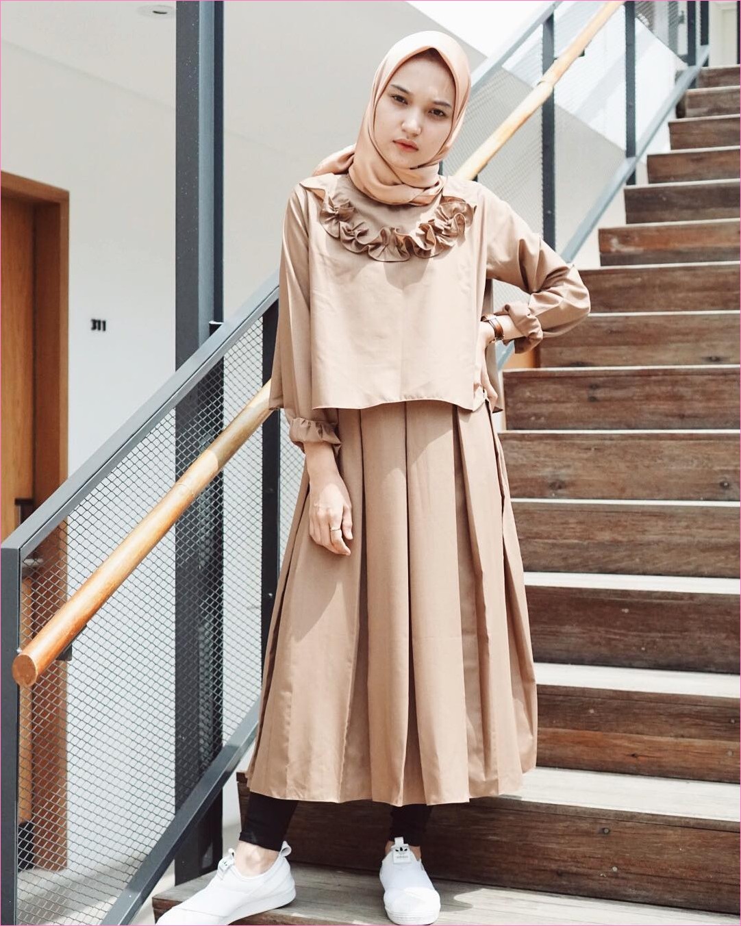 Outfit Baju Tunic Untuk Hijabers Ala Selebgram 2018 baju tunic krem legging hitam kets sneakers putih jam tangan coklat kerudung segiempat hijab square krem muda ciput rajut tangga kayu ootd trendy kekinian villa apartement Outfit Baju Tunic Untuk Hijabers Ala Selebgram 2018 baju tunic krem legging hitam kets sneakers putih jam tangan coklat kerudung segiempat hijab square krem muda ciput rajut tangga kayu ootd trendy kekinian villa apartement
