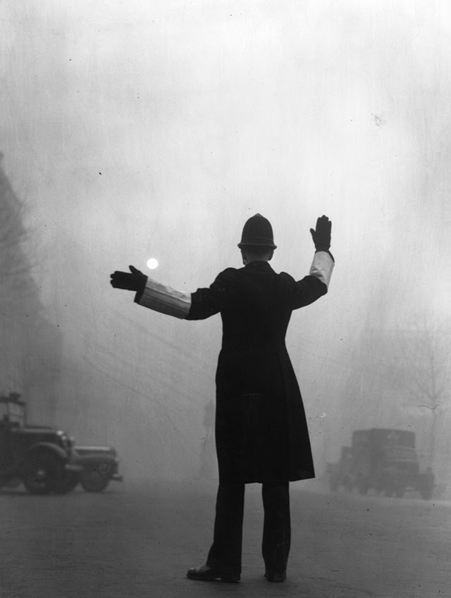 24 Eerie Black and White Photographs That Show London Fog Scenes From