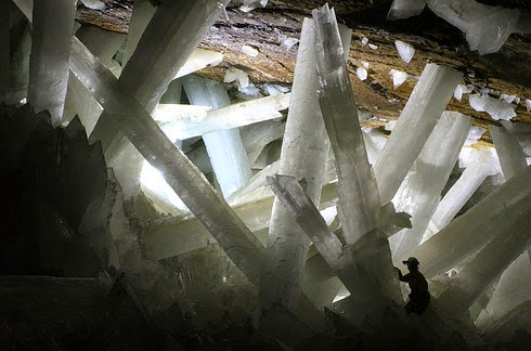 grandes cristales que van desde el piso hasta el techo