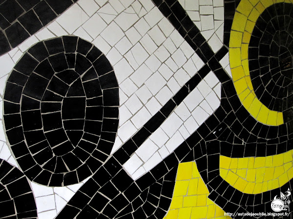 Paris - 12ème - Immeuble d'habitation et fresques mosaïques  Architectes: Jean Mougenot-Meline, Daniel Solvet  Mosaïques: Ladislas Kijno  Construction: 1968