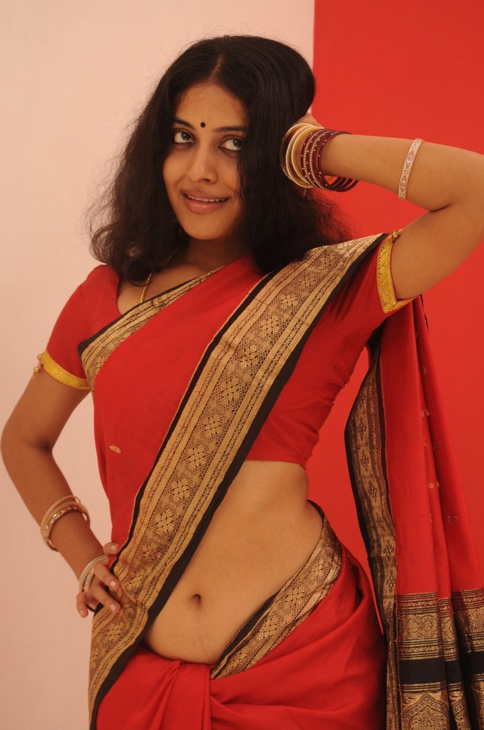 New Desi Mallu Kerala Aunty Kavitha Nair Hot Navel Show Fashion Show 