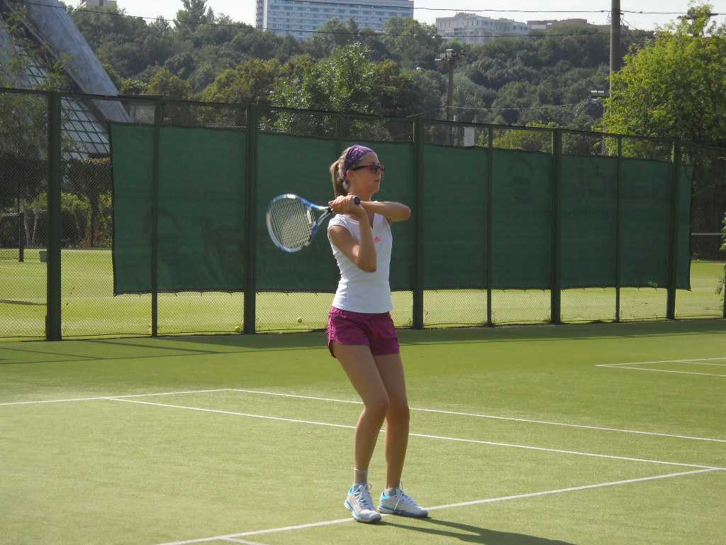 Тренер теннис печенюк. Кораблева ева теннис тренер. Игра теннис тренер. Занятия теннисом. Тренер теннис красивое фото.