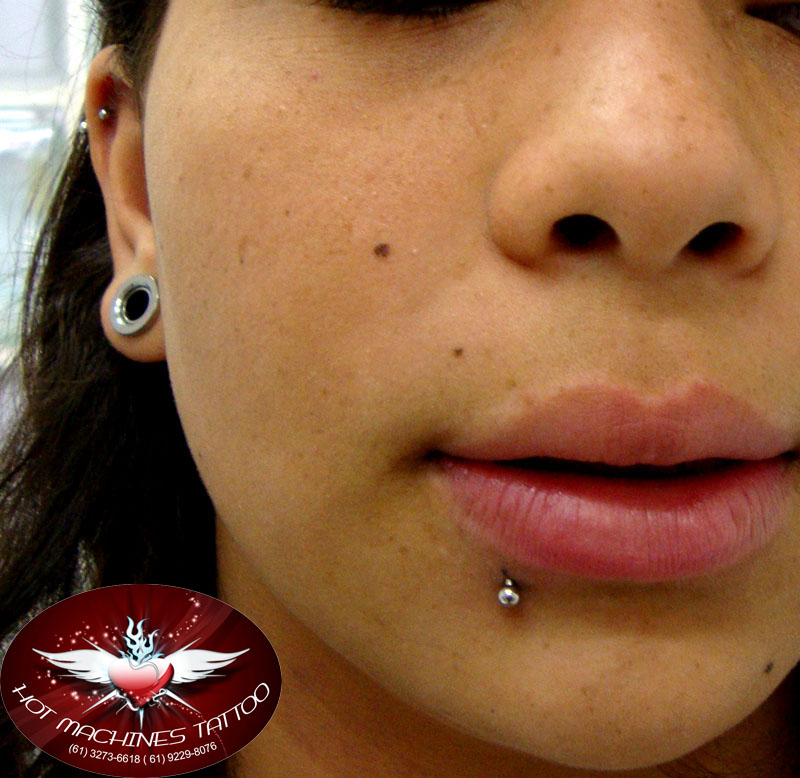 Anninha Spinelli Tattoo Atelier: Piecing Labret inferior lado esquerdo