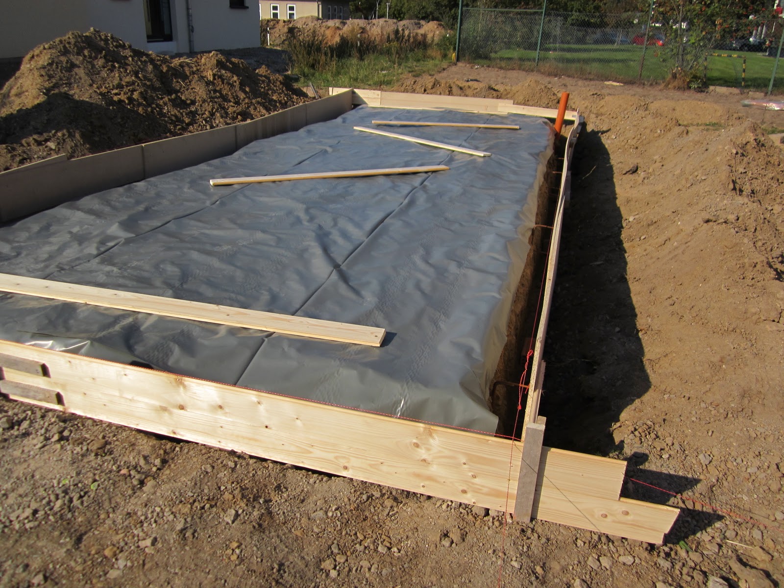 Unser Hausbau: Garage in Eigenleistung: Fundament/Bodenplatte-Tag 2