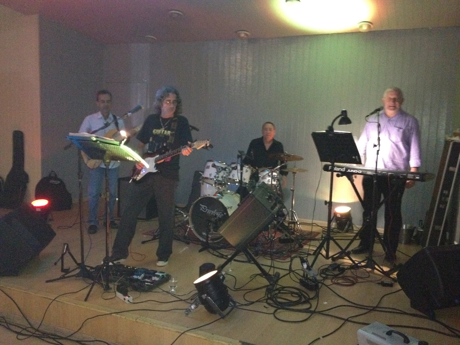 Quarteto Banda Anos 60 toca no Bar do Zé Reeira neste sábado