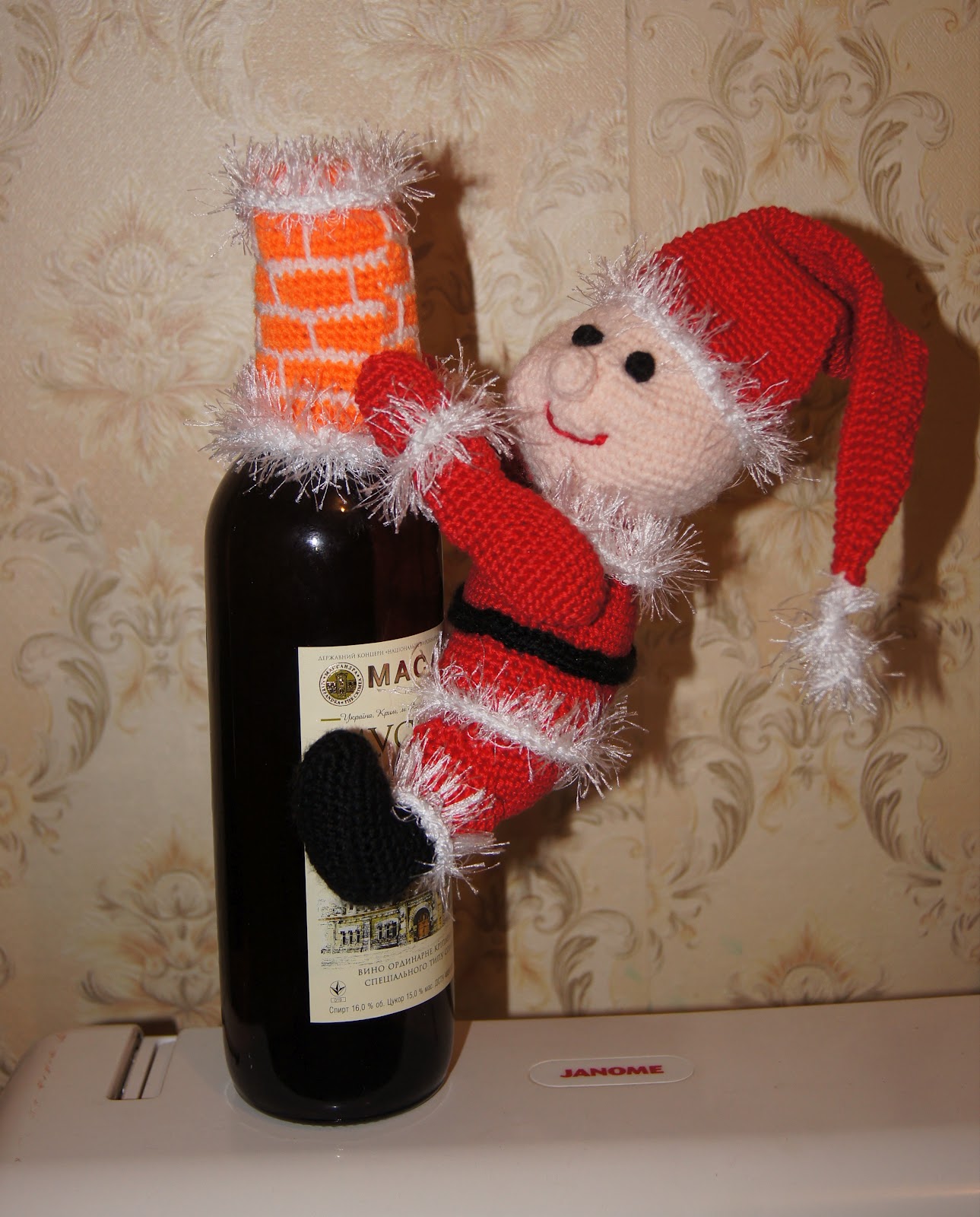 На бутылку одевается. Одежда для бутылок на новый год. Чехол на бутылку шампанского. На бутылку одевается. На бутылку одевается.