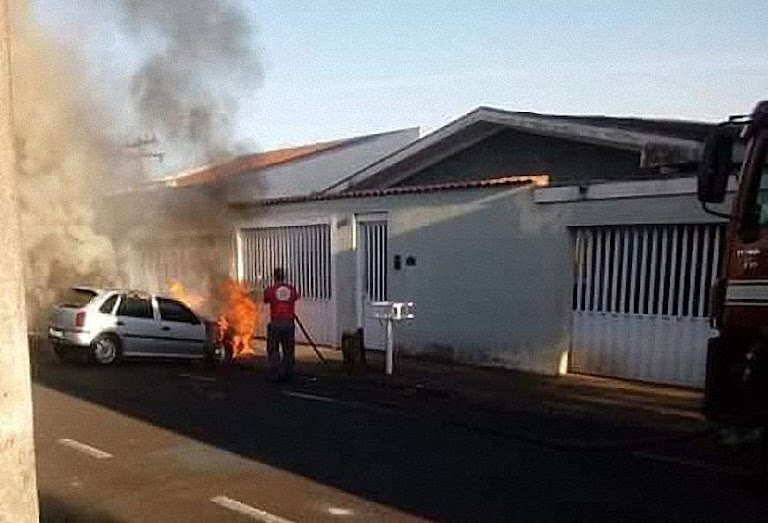Bombeiro apaga o fogo do carro que levava a teca, Paróquia Santa Rita de Cássia, Franca - SP.