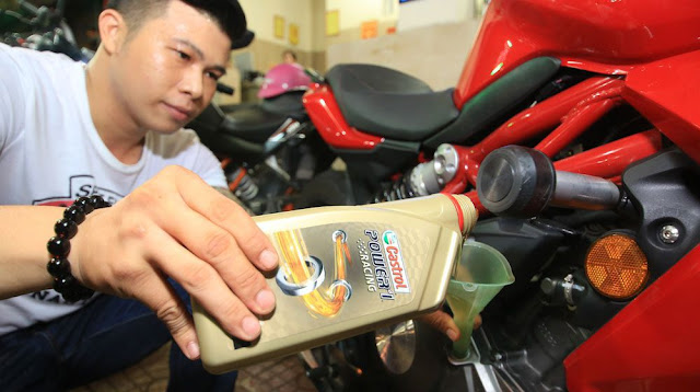 Thay nhớt vào mùa mưa khác với thay nhớt mùa hè!! Thay nhớt vào mùa mưa khác với thay nhớt mùa hè!!