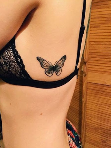 O Lado preto da Tatuagem de Borboleta com Números Romanos