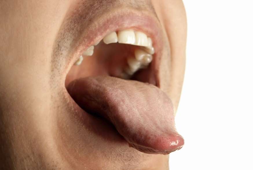Открытый рот мужчины. Открытый мужской рот с языком.