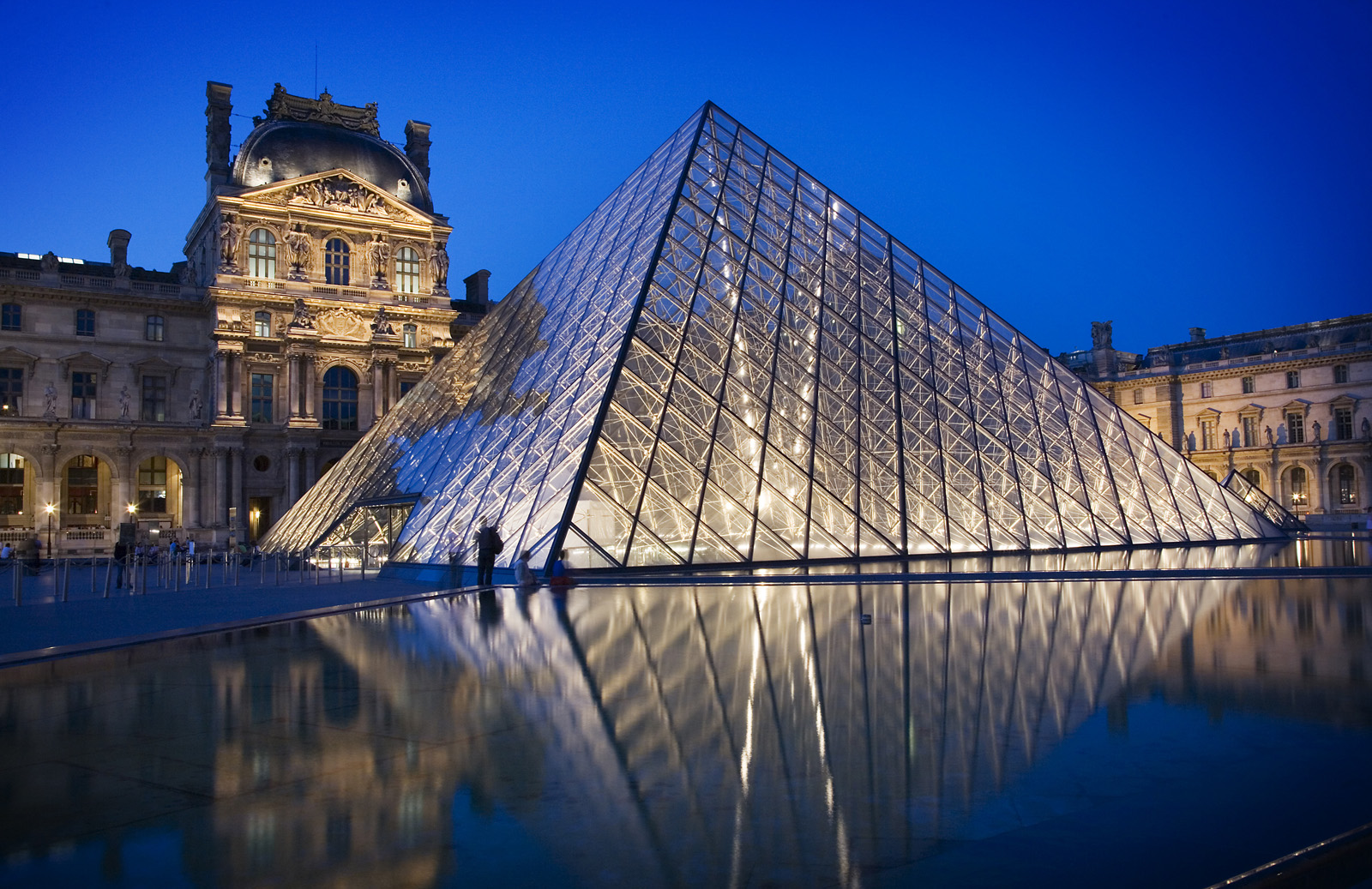 louvre headless winged statue