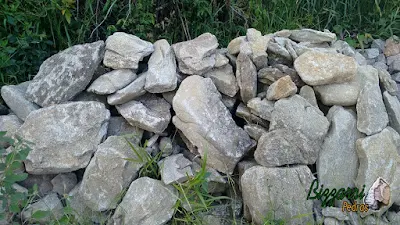 Pedra moledo para construção de pórtico de pedra com espessura de 20 cm a 30 cm.