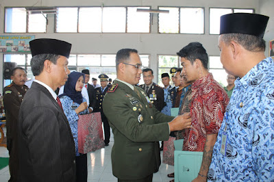 DANDIM SRAGEN GANTIKAN BAJU NAPI DENGAN BAJU BATIK KEPADA NAPI YANG BEBAS DI HARI KEMERDEKAAN