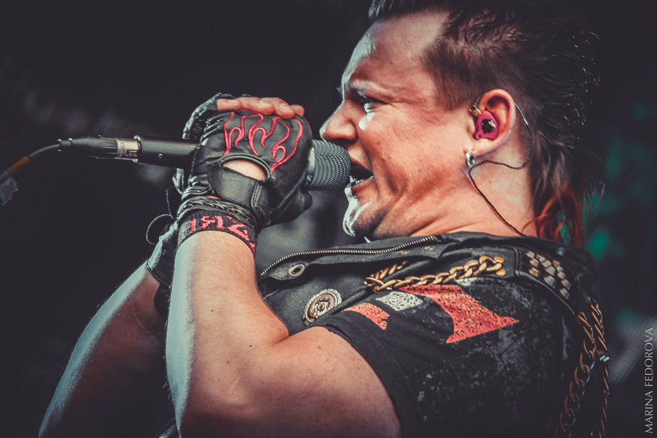 в пасти темных улиц. в пасти темных. вахтанг махарадзе княzz. группа князь в пасти темных улиц. княzz с гитарой.