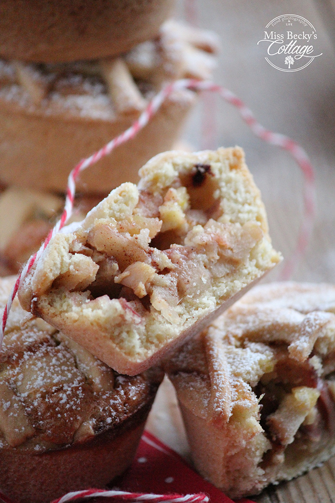 Mini apple tarts. Apples, Cointreau, cardamom, tonka bean photo rebeca sendroiu