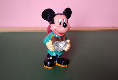 Miniatura de plástico duro do Mickey de mochila que serve lanterna,  à pilha, com luz  12,5 cm de altura   Disney  R$ 25,00 