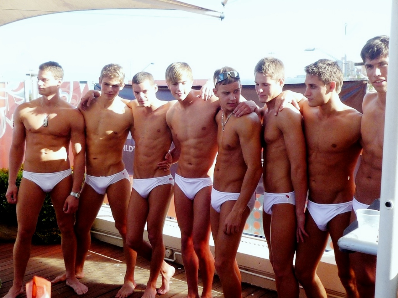 парни в плавках с членами фото 56
