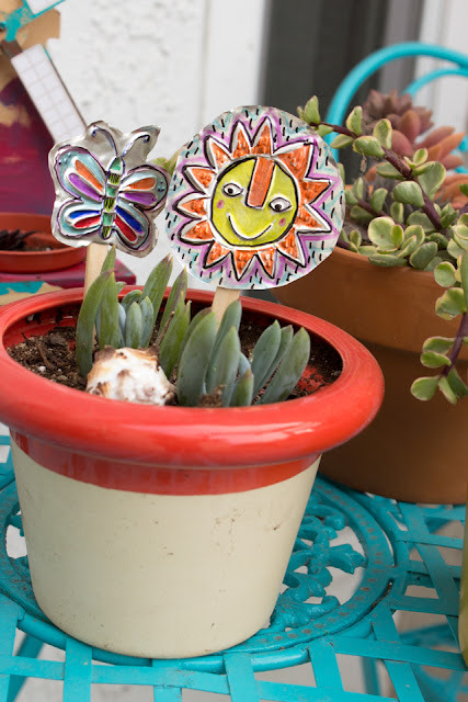How to Make Recycled Tin Garden Markers from disposable baking pans for kids- such a cute garden craft!