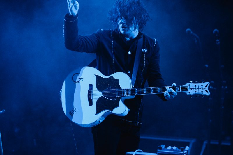Jack white no name. Jack white 2025. гитара джека уайта. jack white instruments. джек вайт с гитарой молодой.
