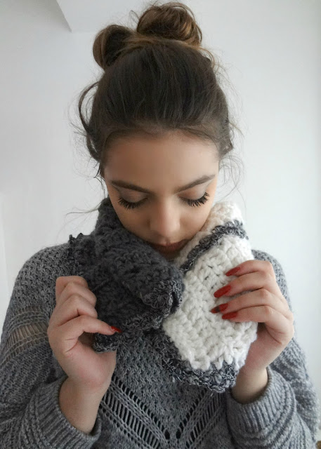 White & Grey Chunky Scarflette