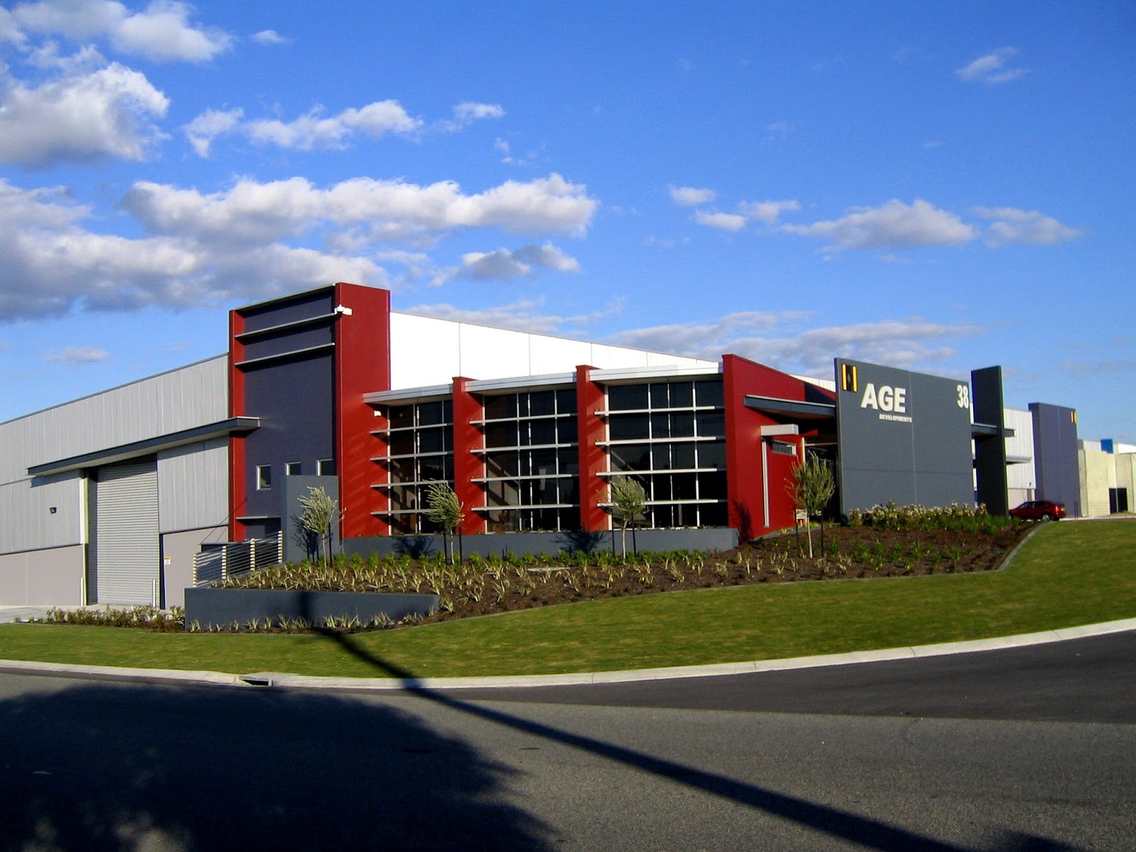 Modern Warehouse Architecture RAK GUDANG RAK MINIMARKET RAK BESI